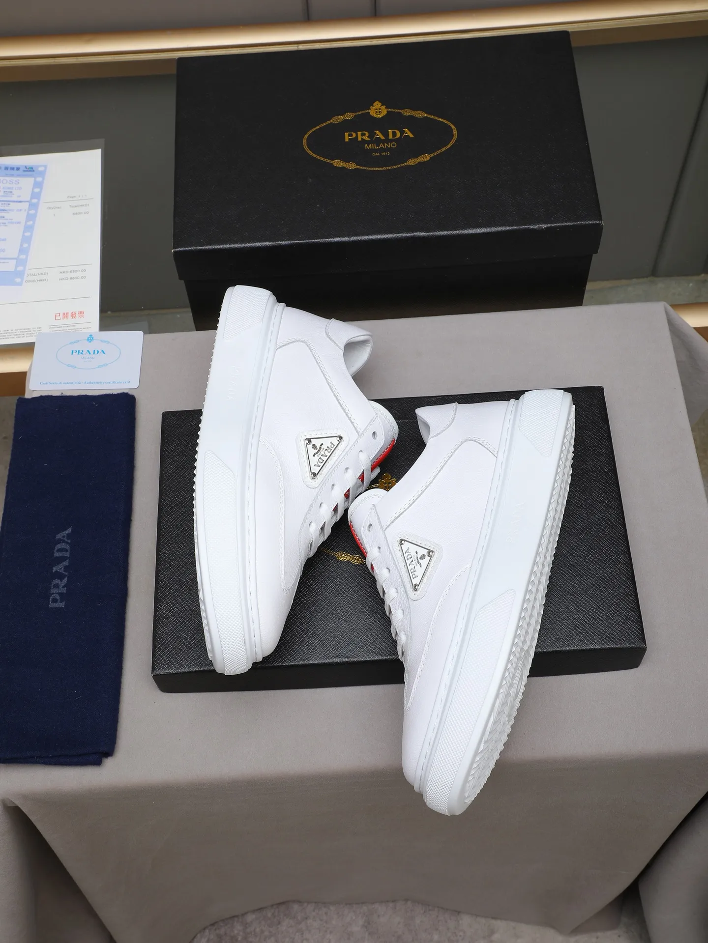 PP460 Prada/Prada men's new casual shoes, this upper is made of imported calfskin + sheep lining! The outside is decorated with the P family's classic metal triangle enamel logo, and the outsole is made of non-slip sports foam ultra-light outsole, which feels good on the feet and is a fashionable and fashionable item!  Size: 38-44 (45 customized)